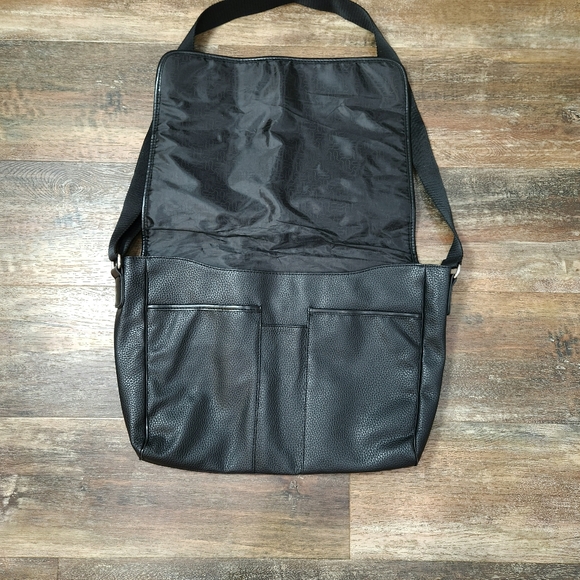 NWOT URBAN RENEWAL USHER BLACK FAUX LEATHER MESSENGER BAG 19" X 13" - Picture 4 of 10